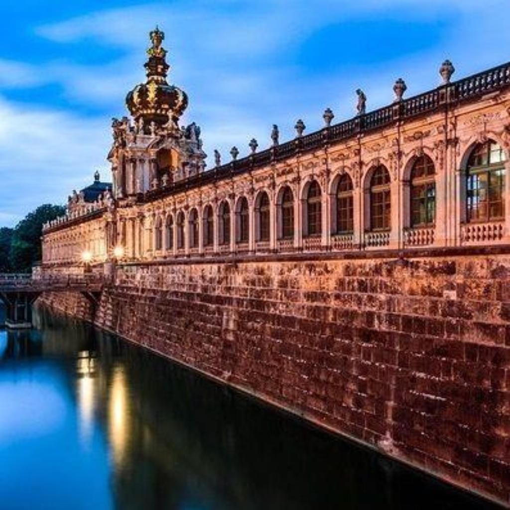 https://pixabay.com/de/photos/zwinger-dresden-himmel-3644383/